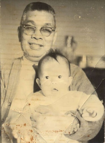 Imagen de Jorge Wongñis Cuan con su nieta Guadalupe López Wongñis (atribuido)