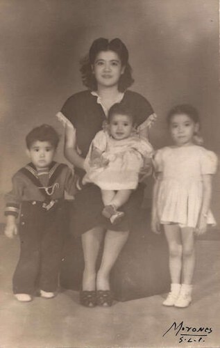 Imagen de Amparo Esther Lechón (apellido chino Li Chong) con sus hijos y sobrina (atribuido)