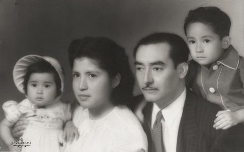 Imagen de Rafael Lam junto a su esposa María Elena Varela y sus hijos Amalia Lam Varela y Samuel Lam Varela (atribuido)