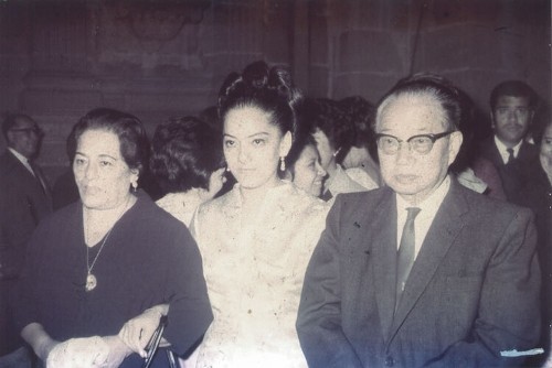 Imagen de Benjamín Wong y su esposa María Teresa Castañeda Miranda junto a su hija Dalia Wong Castañeda (atribuido)