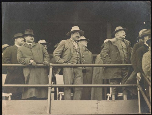Imagen de Pancho Villa, General Hugh Scott, and others at a race track, Ciudad Juárez, Mexico (atribuido), Pancho Villa y Hugh Scott disfrutando una carrera (alternativo)