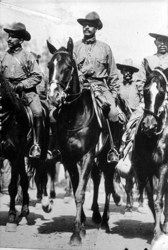 Imagen de Felipe Ángeles y otros militares a caballo