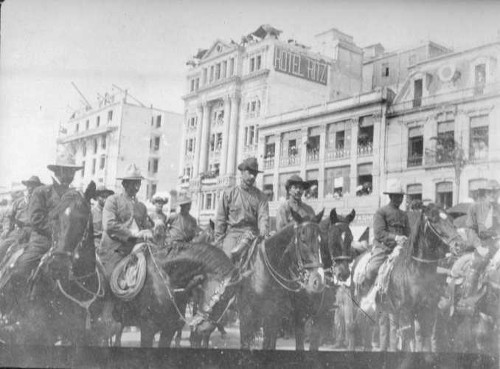 Imagen de Felipe Ángeles y sus tropas a su paso por el zócalo de la ciudad de México