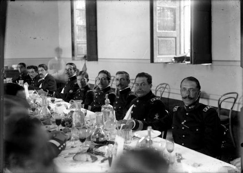 Imagen de Felipe Ángeles con otros militares durante un banquete en el casino del Colegio Militar de Popotla