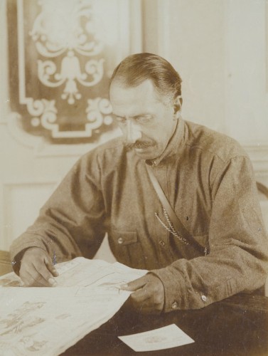 Imagen de Felipe Ángeles en su oficina, retrato