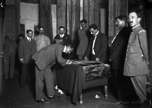 Imagen de Felipe Ángeles firma la bandera de la Convención