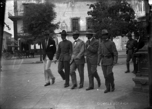 Imagen de Felipe Ángeles y su Estado Mayor se dirigen al Teatro Morelos