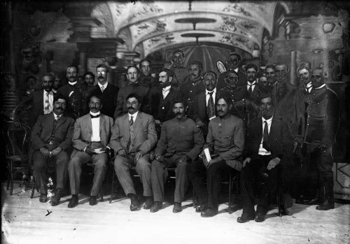 Imagen de Eulalio Gutiérrez junto a grupo de convencionistas en el Teatro Morelos, retrato de grupo