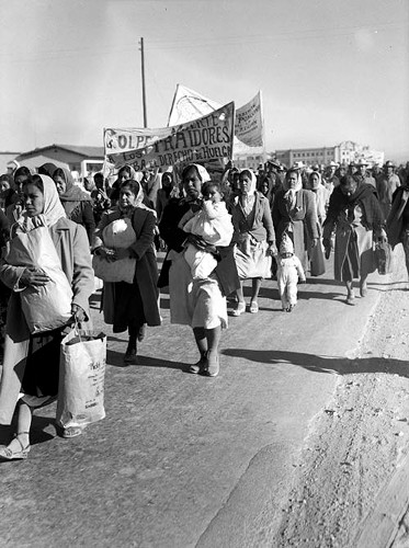 Imagen de Mujeres con mantas y pancartas en apoyo a la marcha Caravana del hambre (atribuido)