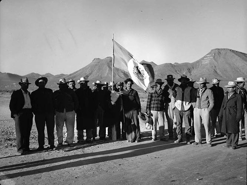 Imagen de Miembros de la Caravana del hambre con una bandera, en una zona rural, retrato de grupo (atribuido)
