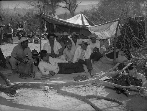 Imagen de Mineros descansando, durante un campamento de la Caravana del hambre (atribuido)