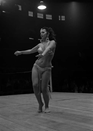 Imagen de Tongolele, bailarina durante una actuación (atribuido)