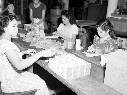 Imagen de Obreros empaquetando chocolate (propio)