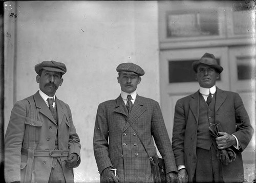 Imagen de Ocampo Amescua acompañado de otros ingenieros en un edificio, retrato de grupo (propio)