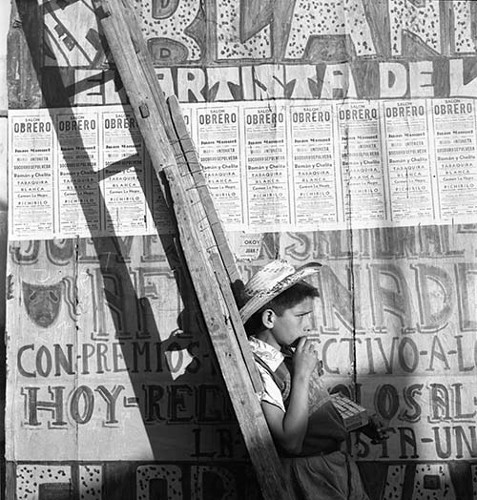 Imagen de Niño vende chicles en una calle (propio)