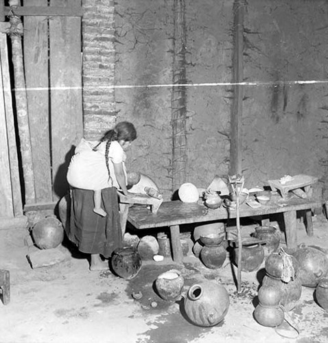 Imagen de Mujer tzetzal muele en metate (propio)