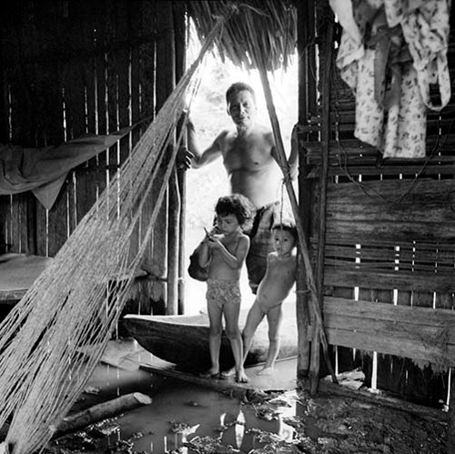 Imagen de Hombre y niños Chontales dentro de una choza (propio)