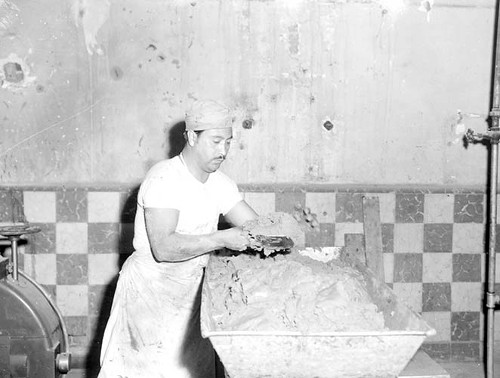 Imagen de Obrero batiendo chocolate (propio)