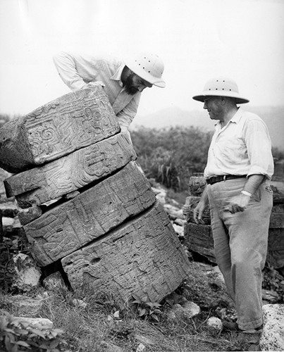 Imagen de "Los arqueólogos Pedro Armillas y José García Payón estudiando los símbolos esculpidos del Templo de las Columnas" (propio)