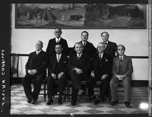 Imagen de Julián Carrillo con otros músicos en un salón, retrato de grupo (propio)