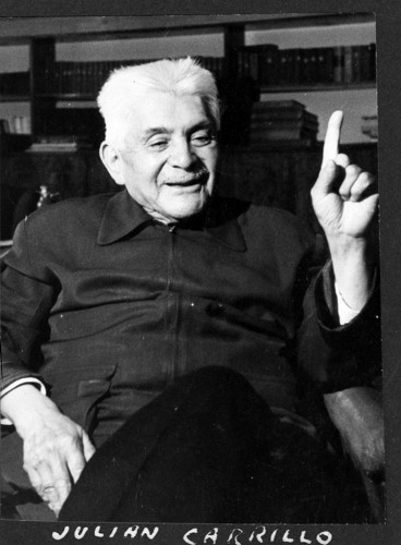 Imagen de Julián Carrillo al parecer conversando con alguien en una biblioteca (propio)
