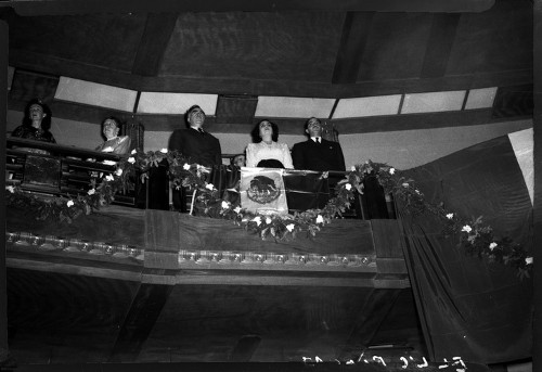 Imagen de Carlos Chávez y otras personas en un palco de Bellas Artes (propio)