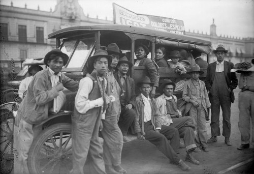 Imagen de Hombres ante un camión de pasajeros en el Zócalo (propio)