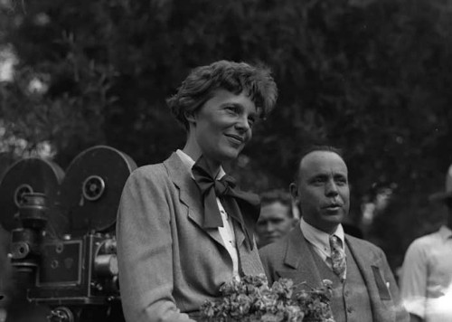 Imagen de Amelia Earhart, piloto aviador, con un hombre durante una filmación (propio)