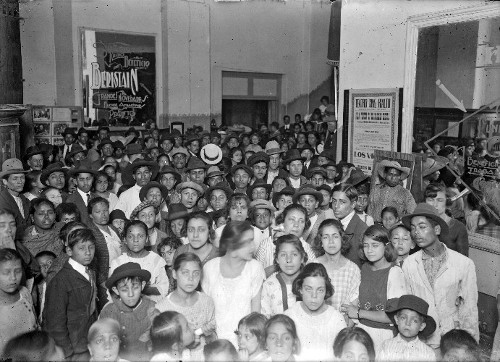 Imagen de Personas en el interior del cine Rialto (atribuido)