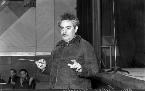 Imagen de Silvestre Revueltas dirige una orquesta (propio)