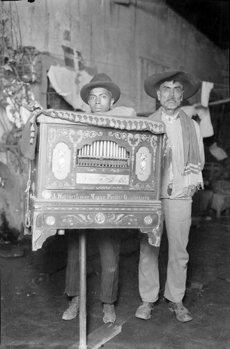 Imagen de Hombres de condición humilde cerca de un organillo, retrato (propio)