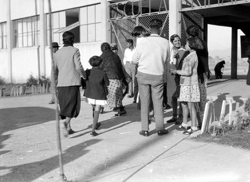 Imagen de Alumnos y padres de familia a la entrada de una escuela primaria (atribuido)