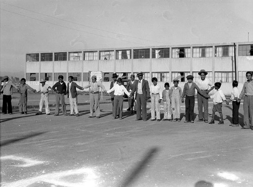 Imagen de Alumnos jugando en el patio de la escuela (atribuido)