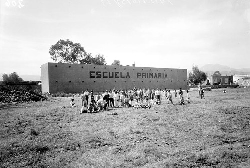 Imagen de Alumnos en los patios de la "Escuela Primaria Xochimilco" (atribuido)