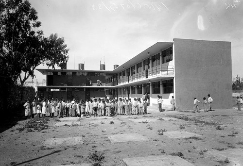 Imagen de Niños formados en el patio central de la Escuela Xochimilco (atribuido)