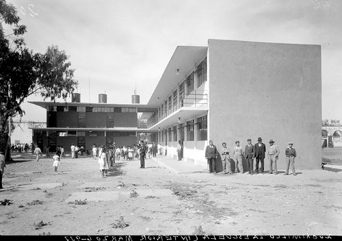 Imagen de Maestras y alumnos durante el recreo en la escuela Xochimilco (atribuido)