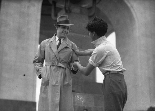 Imagen de Mario Tenorio, conversando con un hombre al pie del monumento a la Revolución (propio)