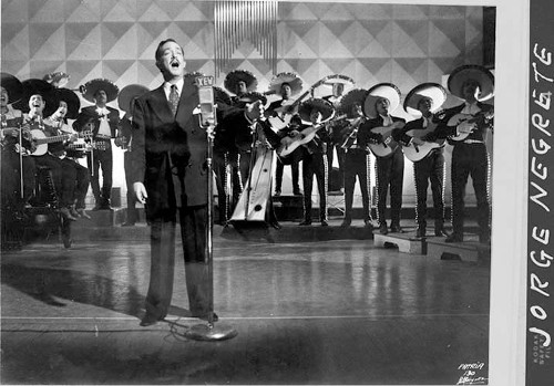 Imagen de Jorge Negrete, cantante ante los micrófonos de la XEW al parecer durante una grabación (atribuido)