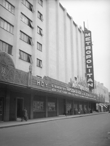 Imagen de Cine Metropólitan con el anuncio de la película Rapsodia en Azul, fachada (atribuido)