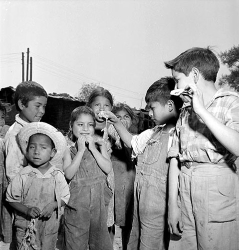 Imagen de Niños juegan con un ratón (atribuido)