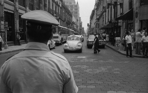 Imagen de Gente atraviesa una calle de la ciudad (propio)
