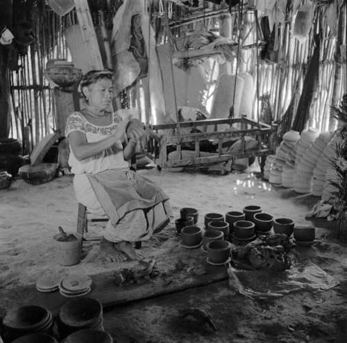 Imagen de Mujer nahua realizando cerámica (atribuido)