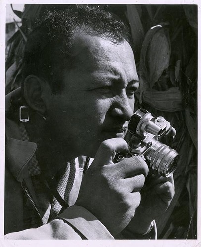 Imagen de Nacho López con cámara fotográfica (atribuido)