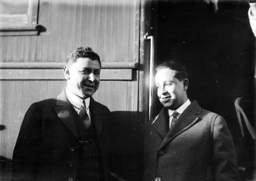 Imagen de Adolfo de la Huerta conversa con un partidario, junto a un ferrocarril (atribuido)