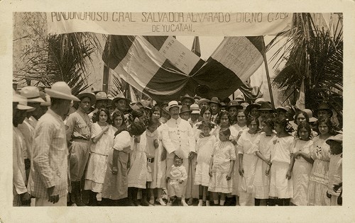 Imagen de Salvador Alvarado con gente, retrato (propio)