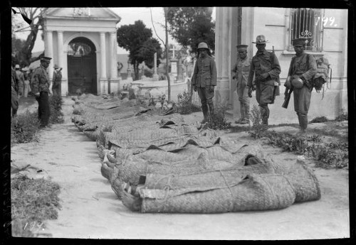 Imagen de Soldados observan cadáveres de combatientes en la rebelión de la Huertista (atribuido)