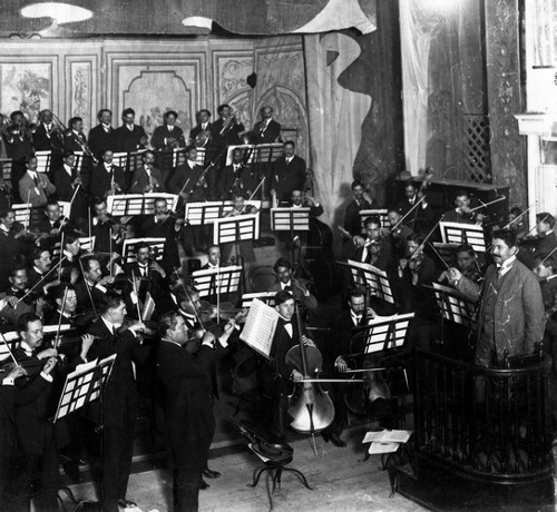 Imagen de Julián Carrillo dirige orquesta durante concierto (propio)