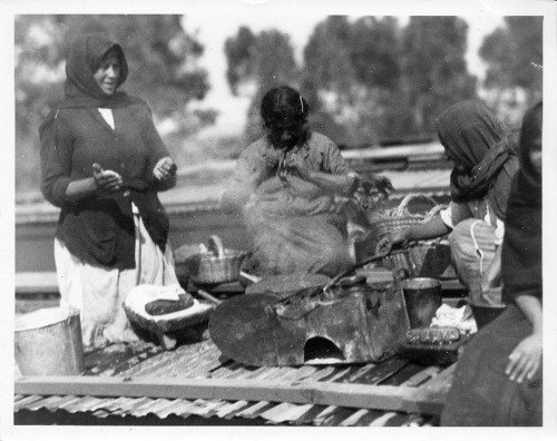 Imagen de Soldaderas hacen tortillas sobre tren en Buenavista (atribuido)