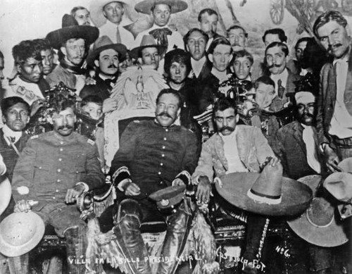 Imagen de Villa en la silla presidencial, retrato de grupo (atribuido)