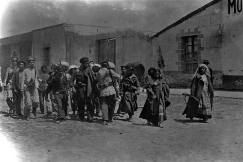 Imagen de Villistas y soldaderas caminan por una calle (atribuido)